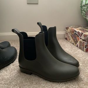 Short rain boots